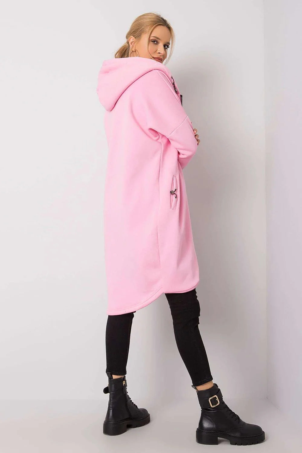 Manteau pour femmes design moderne audacieux couleur fuchsia vif coupe oversize matériau structuré fonctionnalité confort