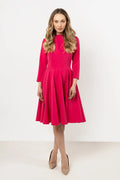 robe élégante fuchsia manches trois quarts col rond coupe ajustée taille marquée jupe évasée plis tissu structuré confortable