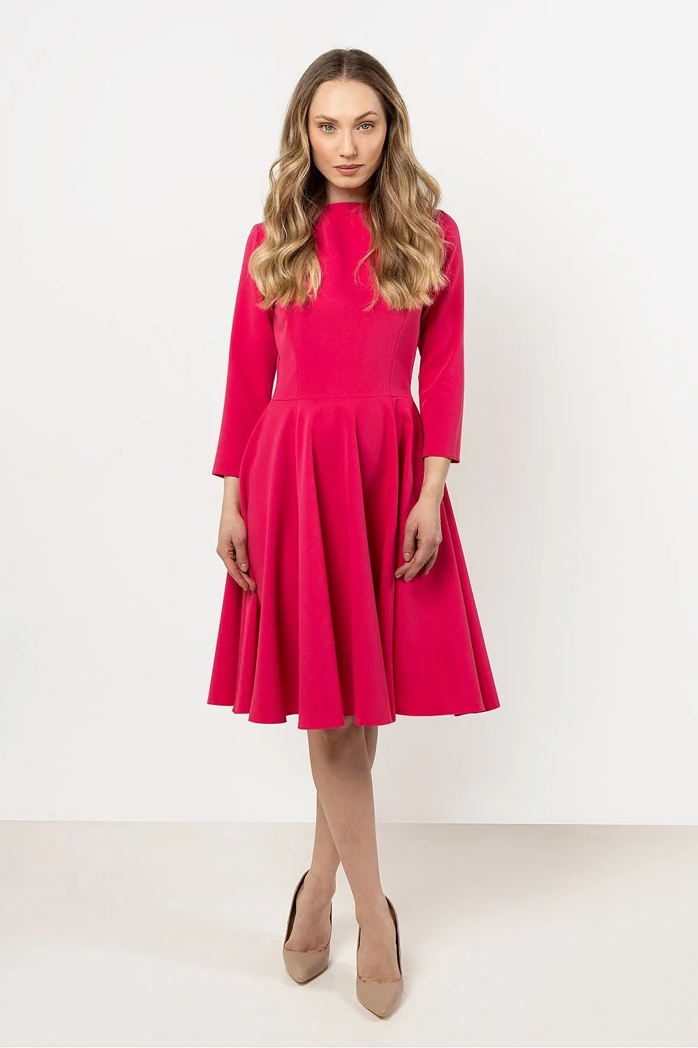 robe élégante fuchsia manches trois quarts col rond coupe ajustée taille marquée jupe évasée plis tissu structuré confortable