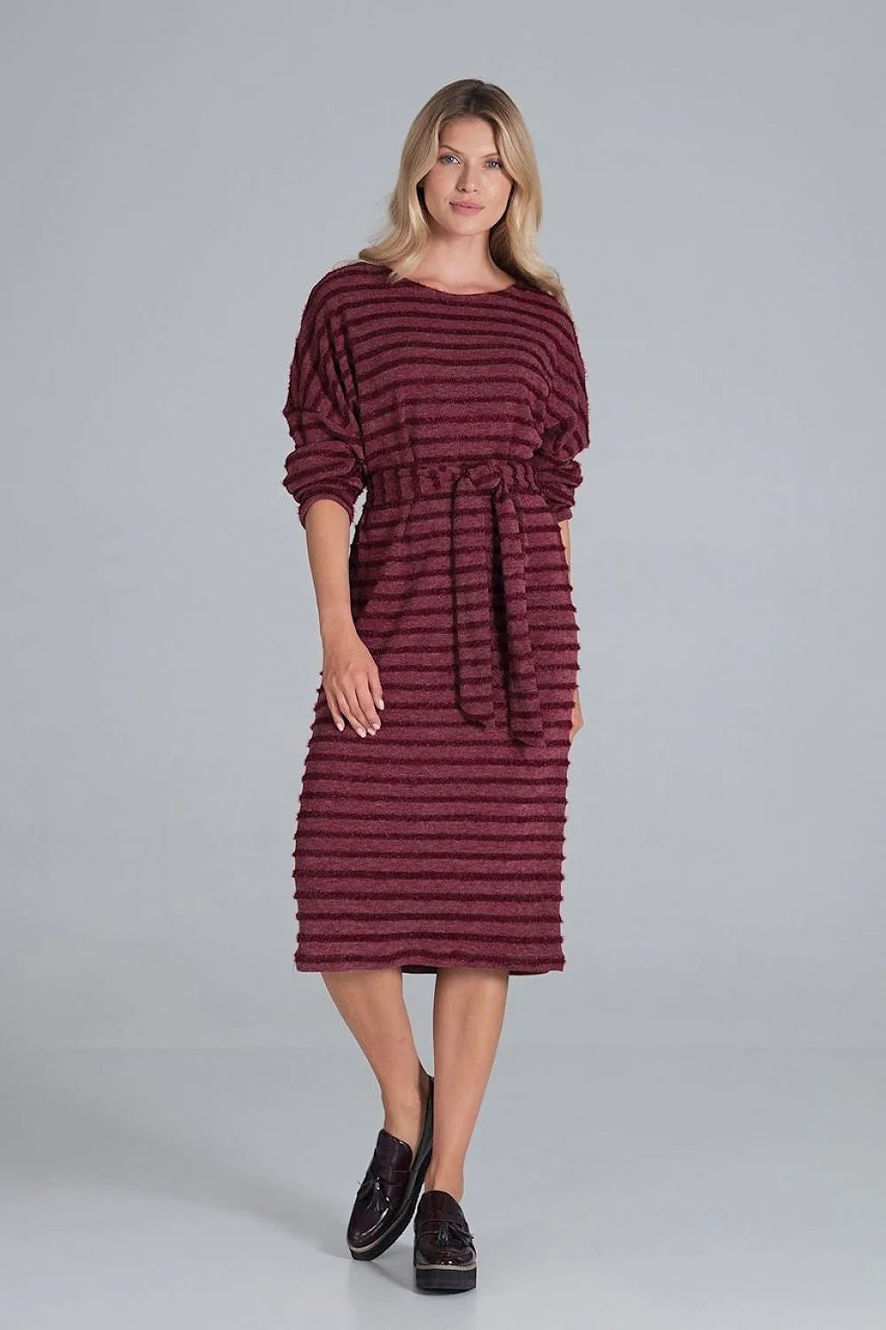Robe tricot rayée grise élégante et décontractée avec ceinture pour un style chic quotidien