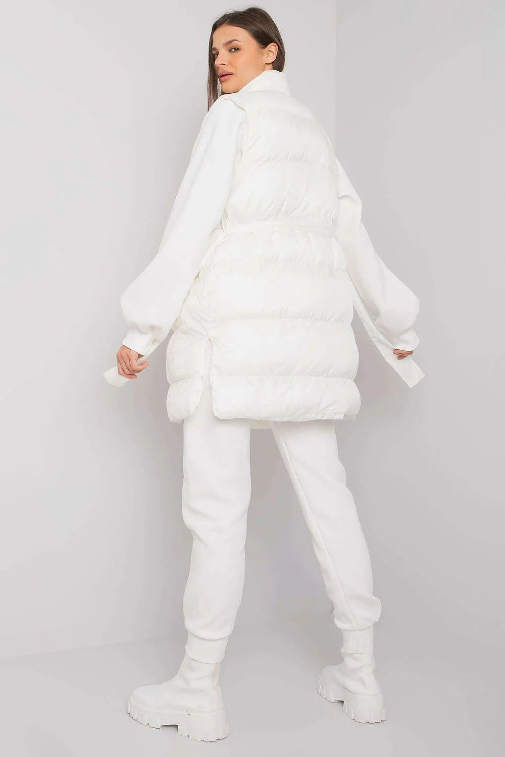 Ensemble féminin moderne et stylé avec gilet matelassé, sweat-shirt et pantalon de jogging beige