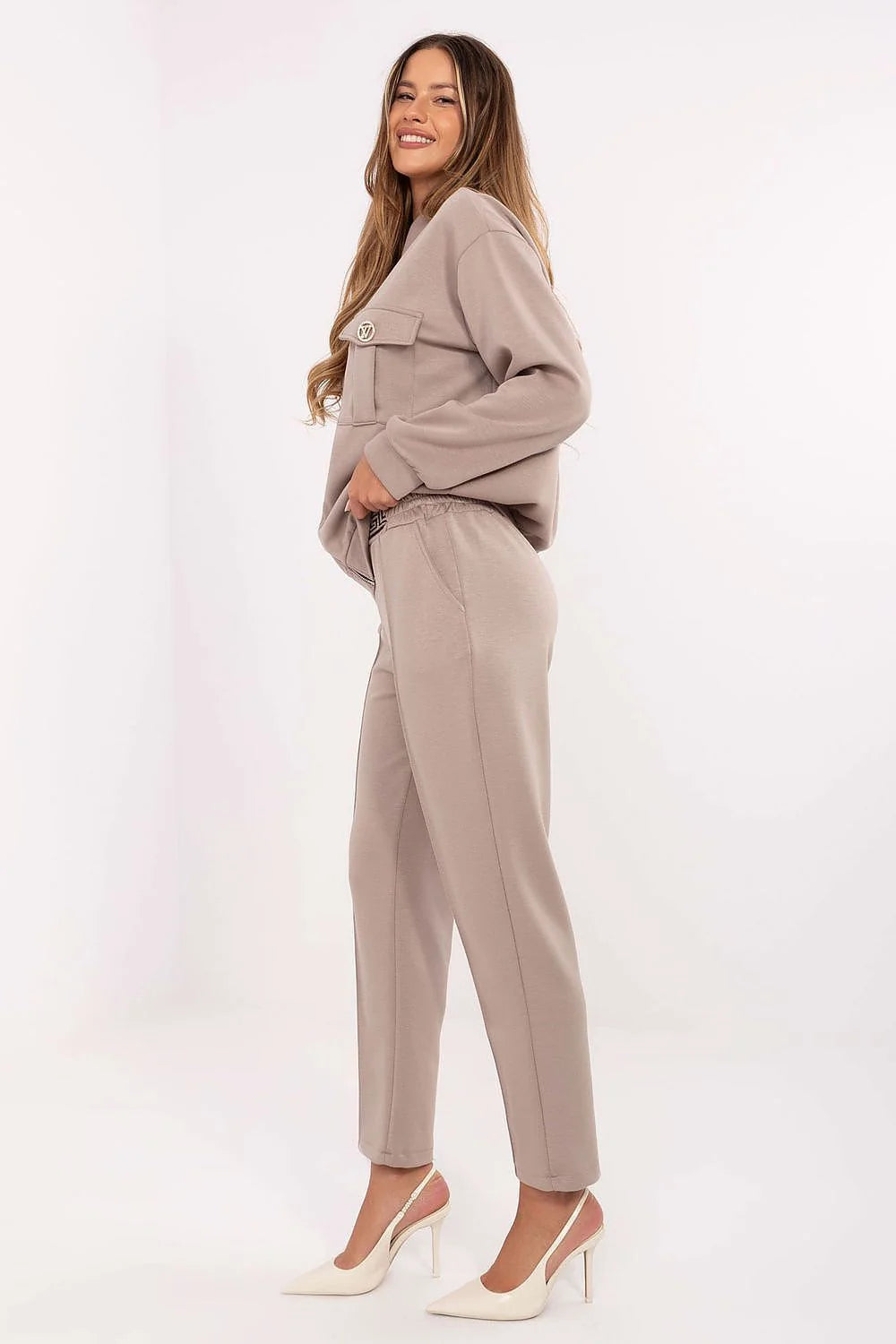 ensemble femme décontracté chic taupe douxbeurre ponteextensible stretch viscoseélasthanne veste bomber zippée colmontant pochesrabat brochesdiscrètes pantalon taillehaute fuselé ceintureboucle dorée