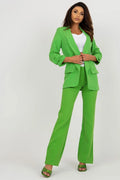 tailleur femme moderne élégant vert vif blazer ajustée col cranté manches retroussées poches rabat pantalon taille haute droite cheville stretch