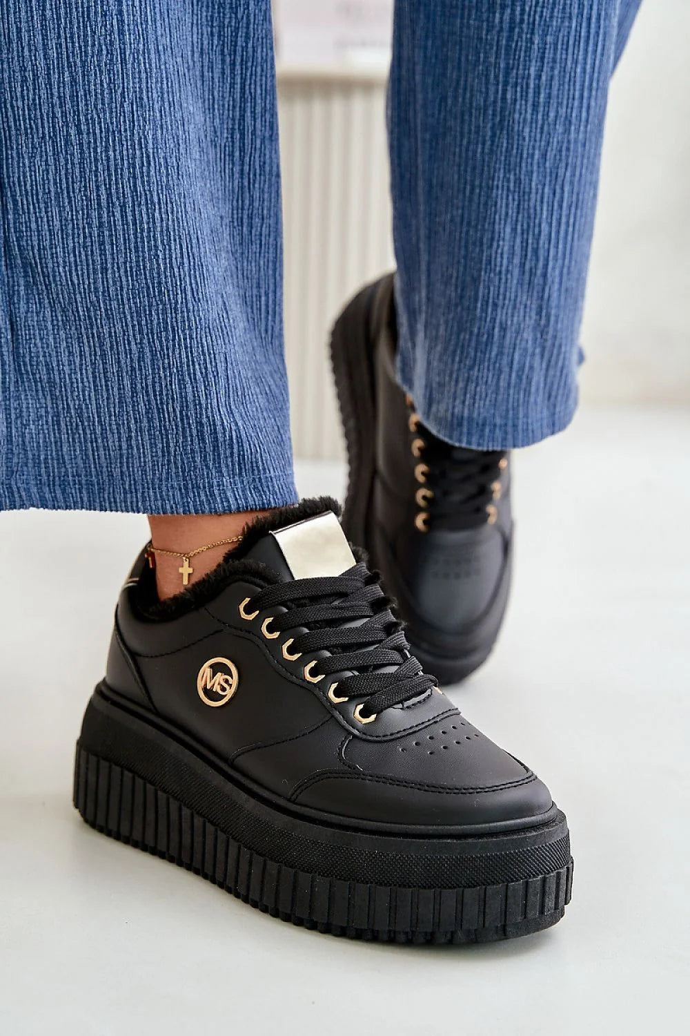 Chaussures de sport modernes tendance pour femmes en cuir artificiel fourrure doublure semelle épaisse noir doré taille ajustable baskets urbaines