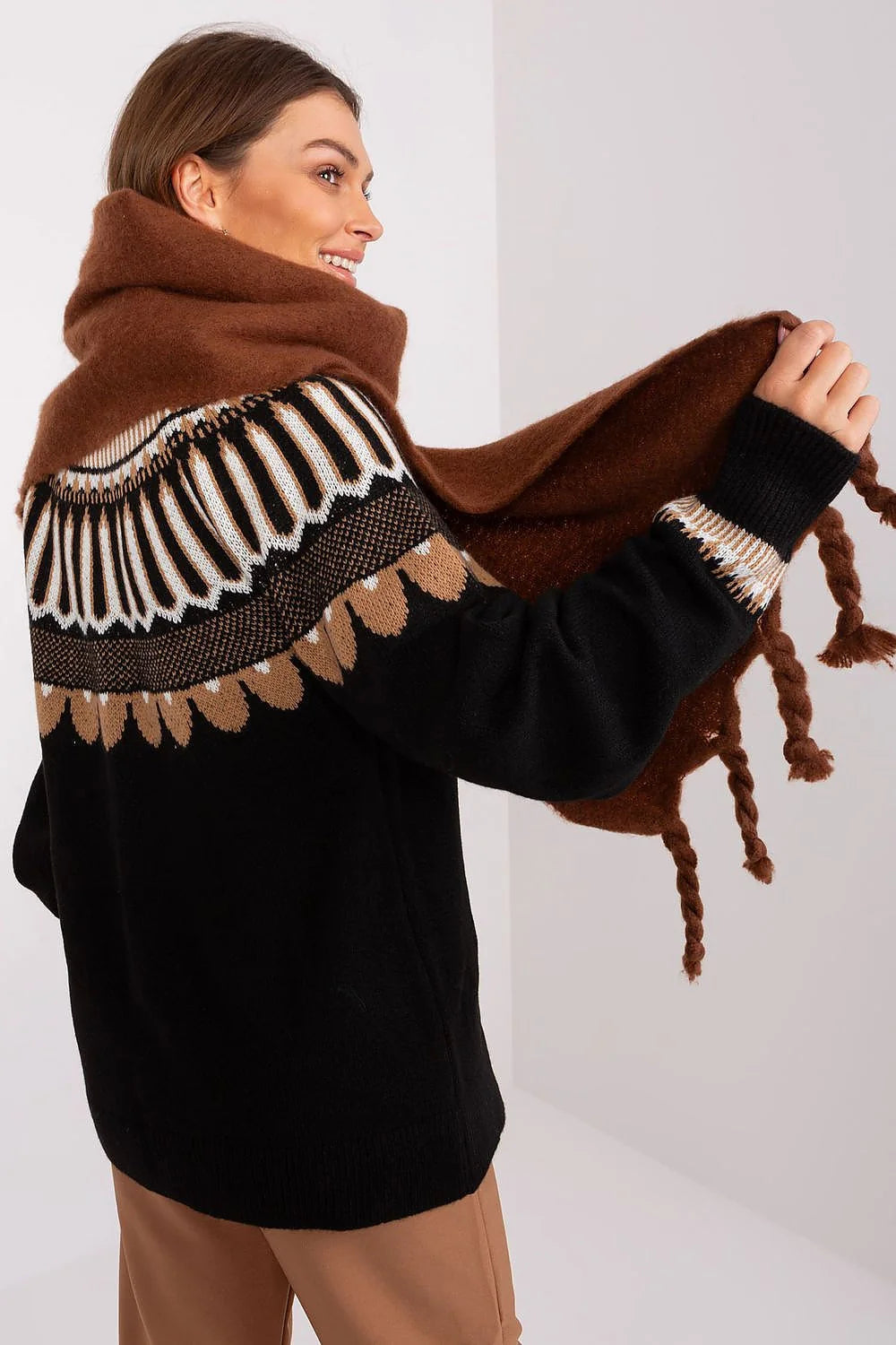 Châle d'hiver marron pour femmes en laine avec pompons élégants mode accessoire chaud style décontracté hiver automne