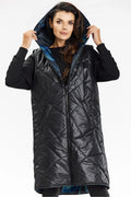Gilet long sans manches pour femme, design matelassé, capuche intégrée, fermeture éclair centrale, poches latérales, tissu polyester 100%, style moderne et pratique