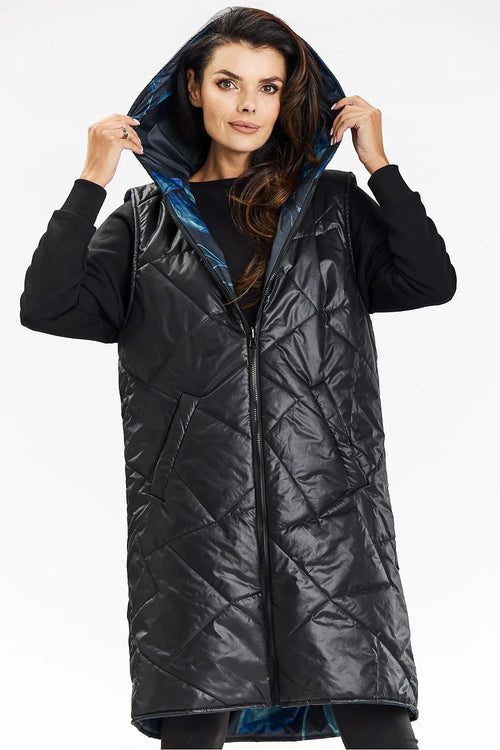Gilet long sans manches pour femme, design matelassé, capuche intégrée, fermeture éclair centrale, poches latérales, tissu polyester 100%, style moderne et pratique