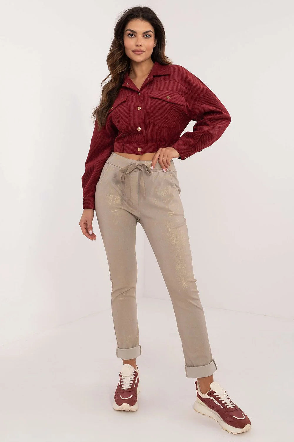 veste courte cropped velours côtelé bordeaux col classique boutons dorés poches pantalon beige taille élastique cordon revers baskets semelle épaisse