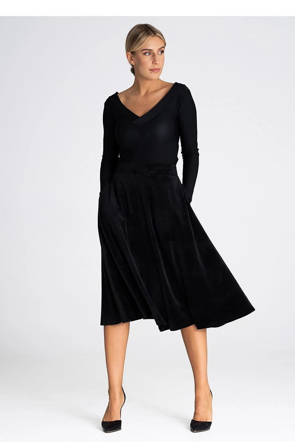 Outfit féminin élégant haut noir manches longues jupe midi ample tissu stretch velours texture luxueuse taille haute ceinture noire