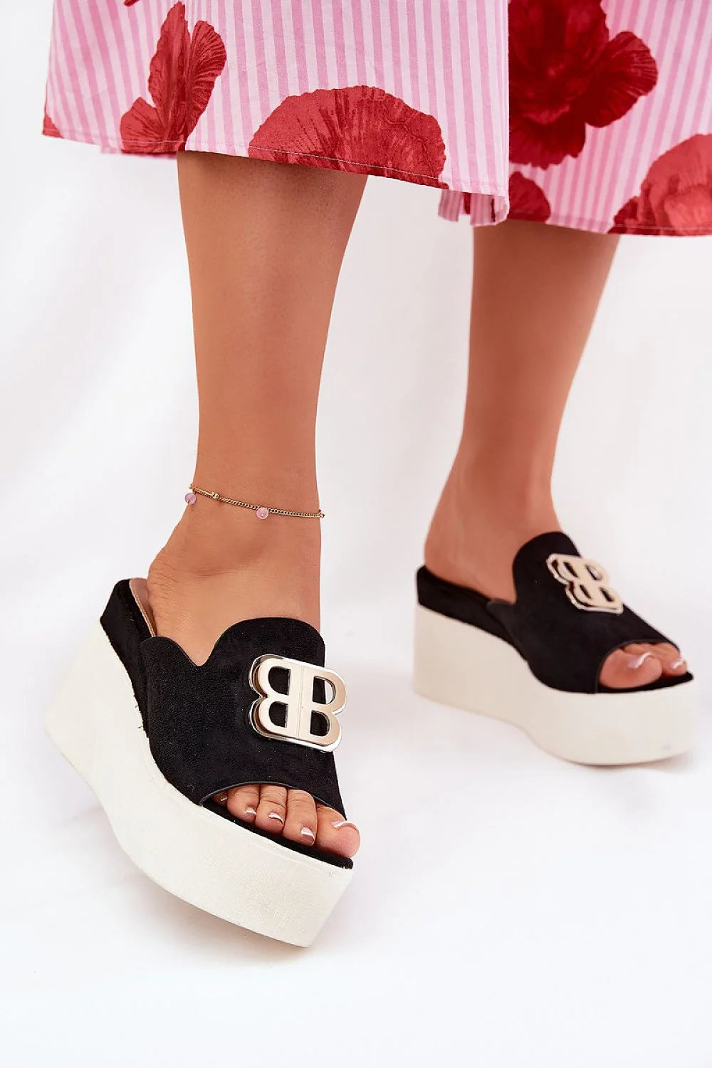 sandales plates femmes élégantes confortables plateforme talon compensé cuir suédé écologique été noir semelle blanche mule empeigne large ornement doré