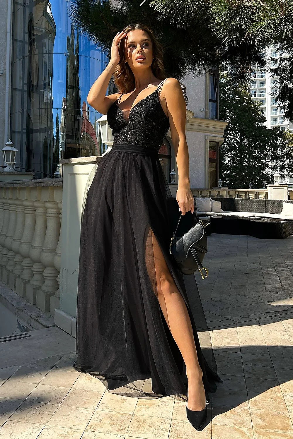 Robe de soirée élégante longue dentelle noire buste tulle fente évasée taille ajustable femme
