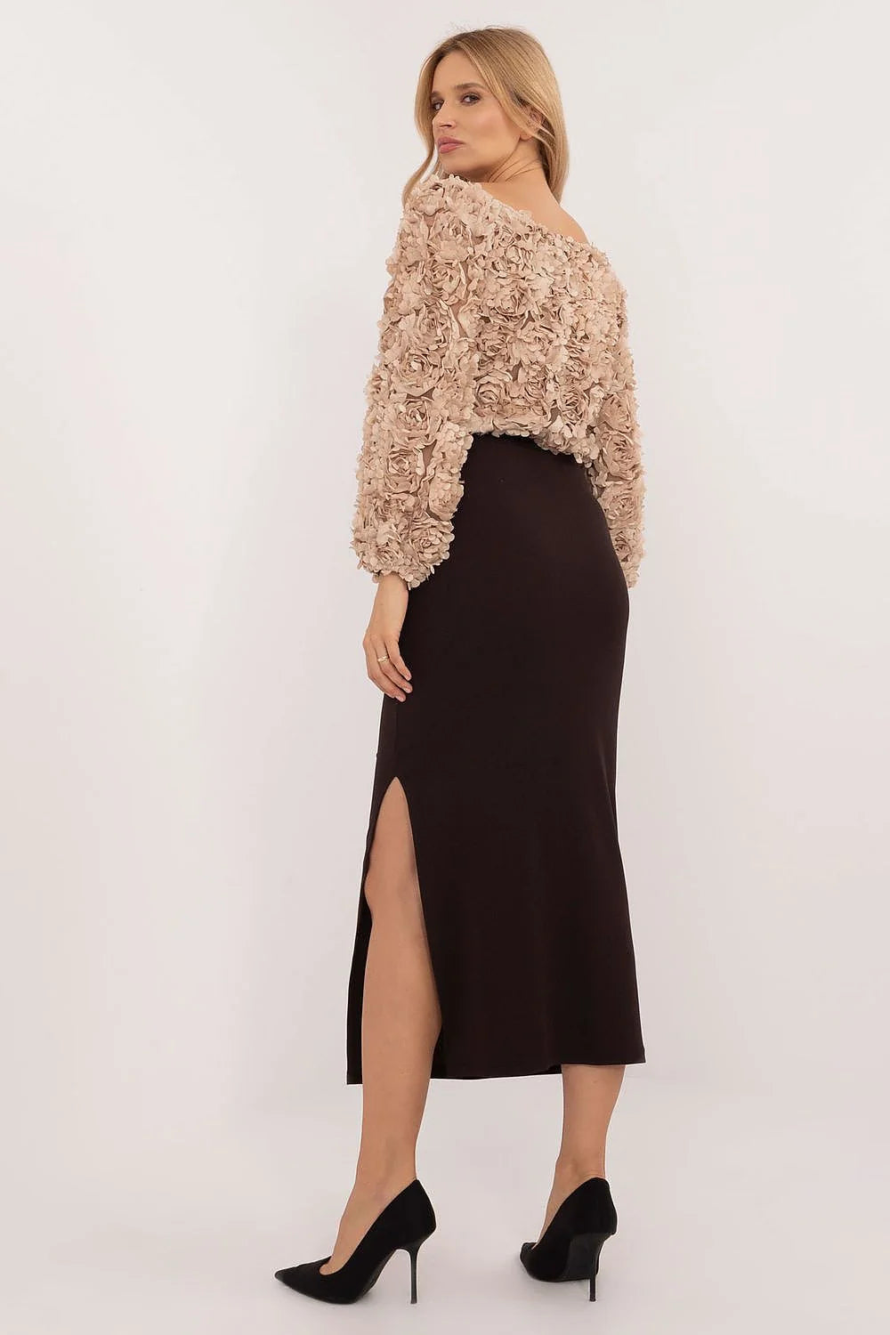 Jupe Italy Moda longue noire fendue配套 avec haut floral beige texturé manches longues pour femme élégance contraste soirée