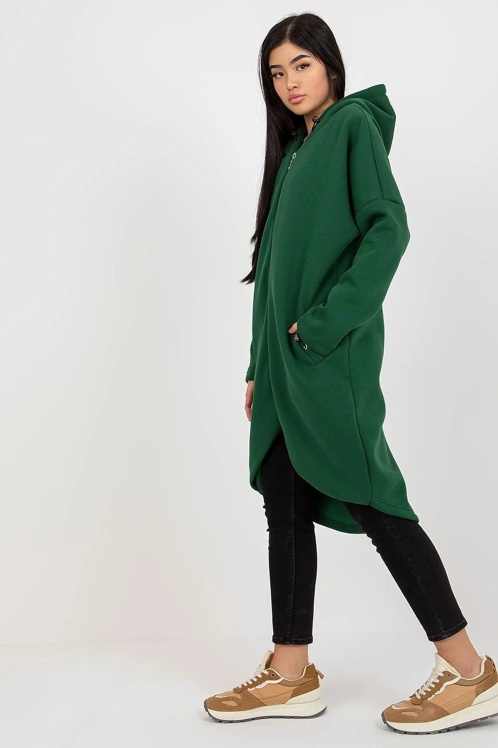 Manteau pour femmes design moderne audacieux couleur fuchsia vif coupe oversize matériau structuré fonctionnalité confort