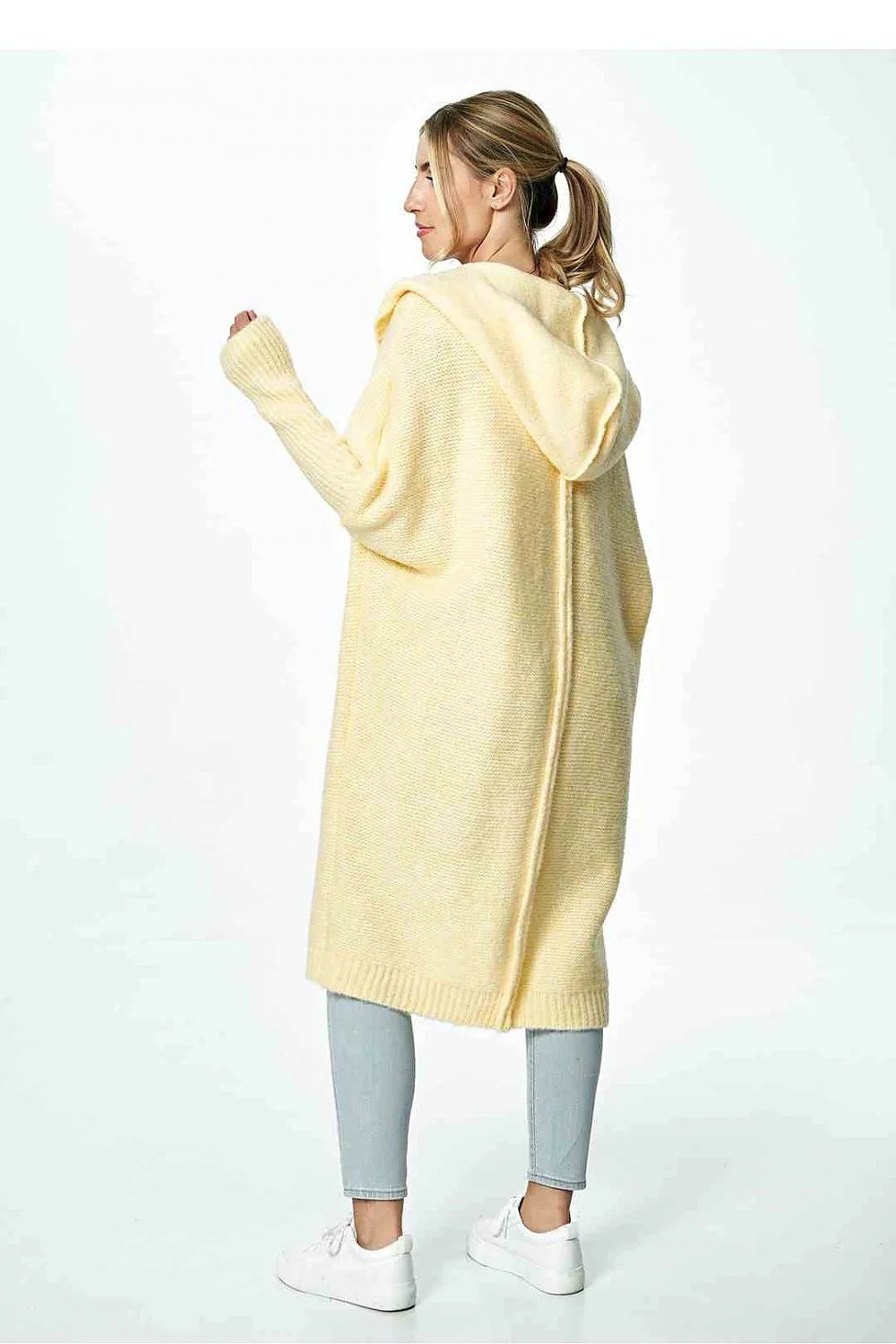 Cardigan long pour femme en tricot épais couleur jaune pâle style casual chic coupe loose capuche intégrée manches longues finitions côtelées