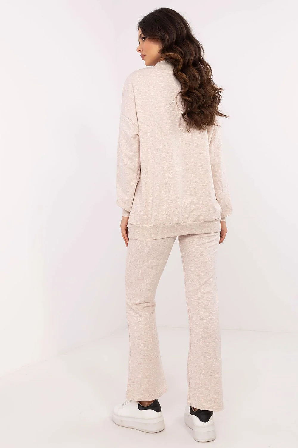 Ensemble pour femme deux pièces casual beige doux confortable style minimaliste coupe ample épaules tombantes manches longues étiquette noire pantalon taille haute élastique