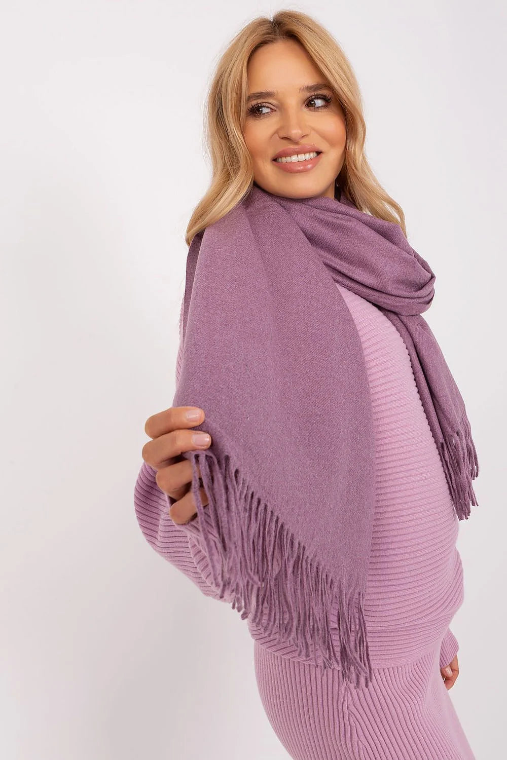 Écharpe et pull assortis en violet lavande, style classique, franges, col roulé, look élégant, vêtements pour femme