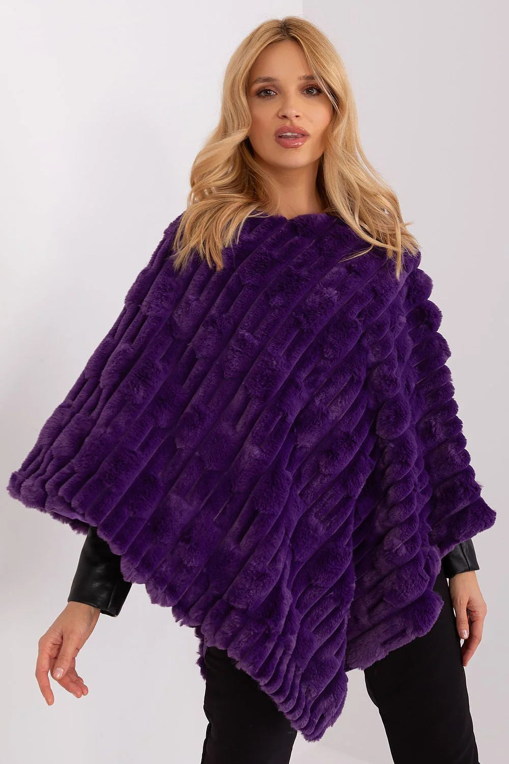 poncho fausse fourrure violet profond asymétrique linéaires coupe ample femme luxueux doux texturé bandes côtelées drapé mi cuisses superposition bordée