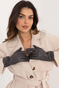 Manteau élégant pour femme en laine beige clair avec ceinture, gants en cuir gris foncé ajustables, look intemporel hiver