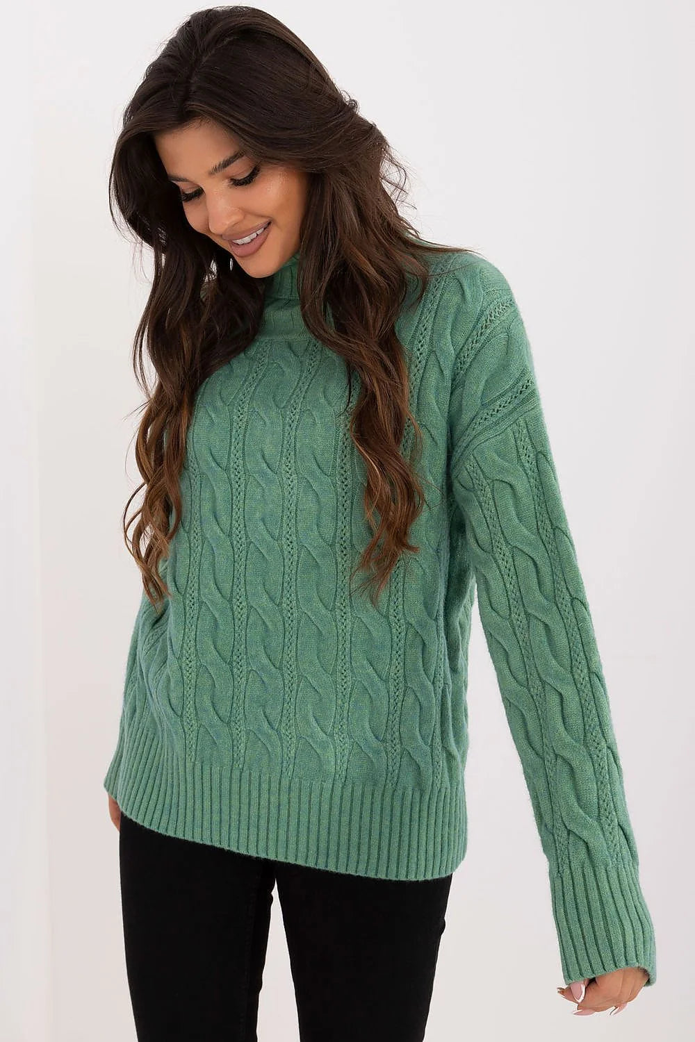 pull femme oversize col roulé torsadé maille câblé vert sauge coupe longue manches longues emmanchures tombantes côtelées moelleuses