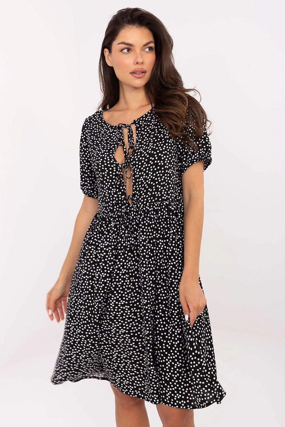 Robe féminine Sublevel style évasé manches courtes col rond imprimé pois noir blanc matière légère occasion estivale