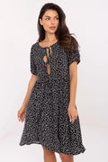 Robe féminine Sublevel style évasé manches courtes col rond imprimé pois noir blanc matière légère occasion estivale