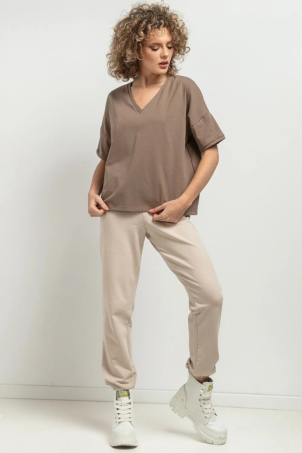 Haut et pantalon femme style casual modern utilitaire couleur neutre matelassé coton élastique porté avec bottines blanches