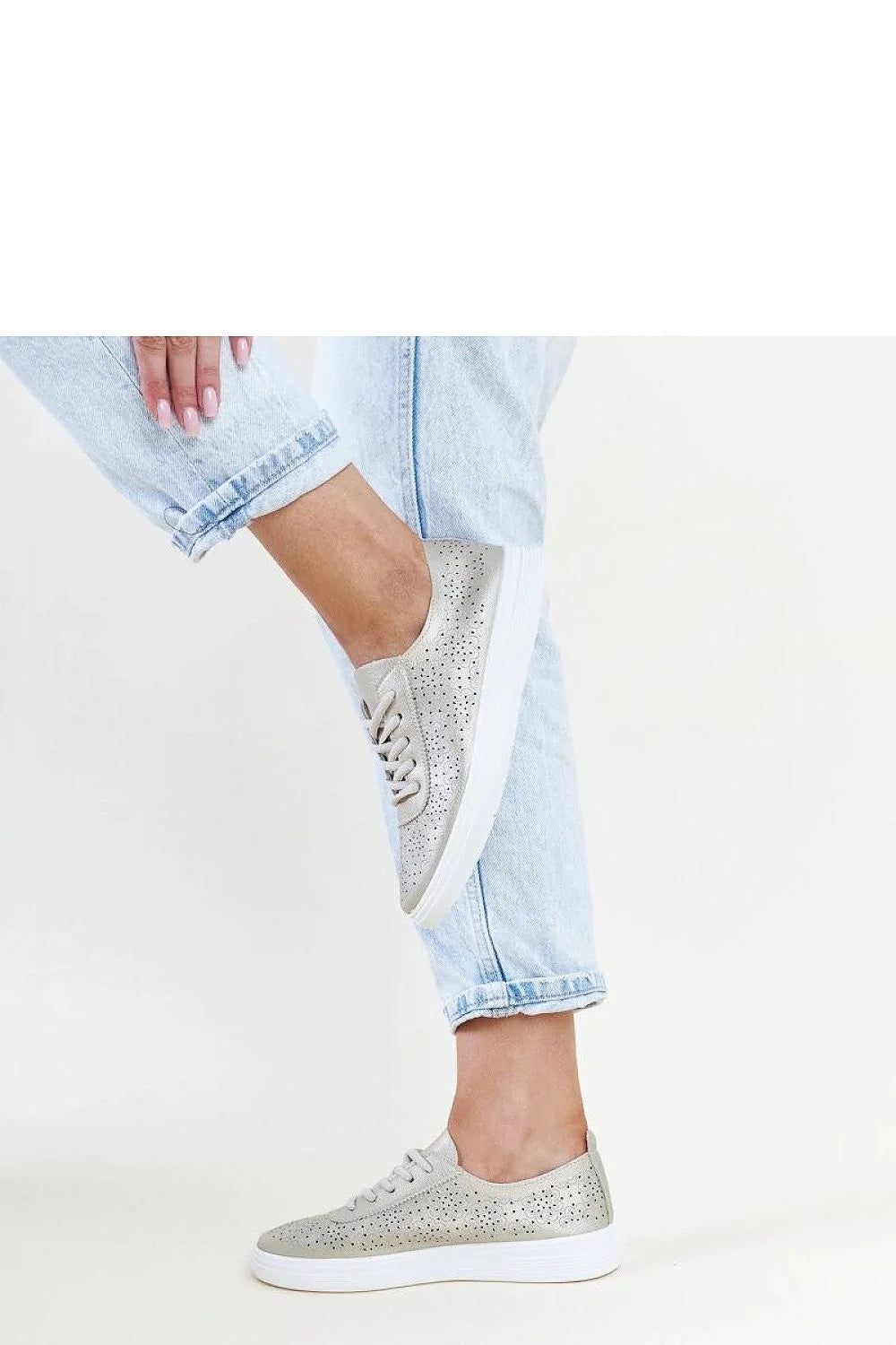 Baskets élégantes pour femmes en cuir écologique dorées bout arrondi design perforé lacets confortables occasion spéciale mode everyday shoes