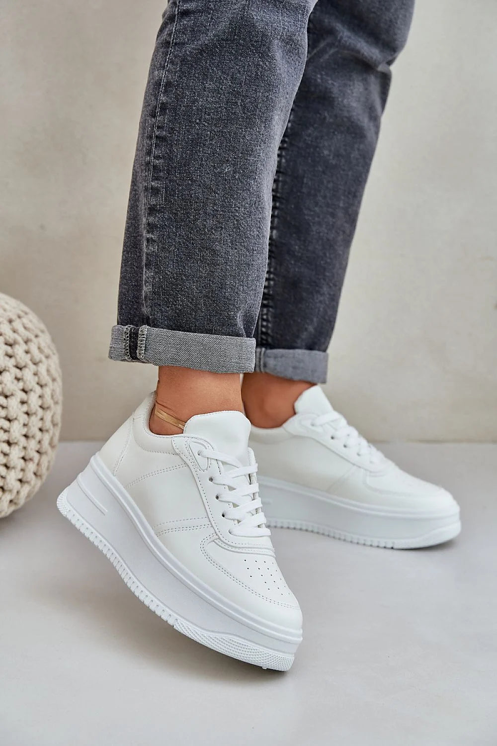 Chaussures de sport pour femmes design moderne minimaliste couleur blanche cuir synthétique semelle épaisse perforations confortable col rembourré insole amortie style urbain quotidien décontracté