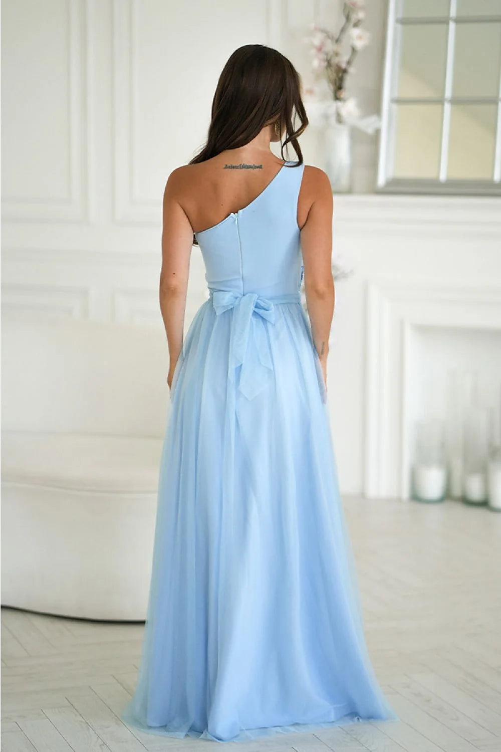 robe longue soirée asymétrique épaule bustier brodé fleurs paillettes taille cintrée jupe tulle fluide fente haute latérale silhouette élégante