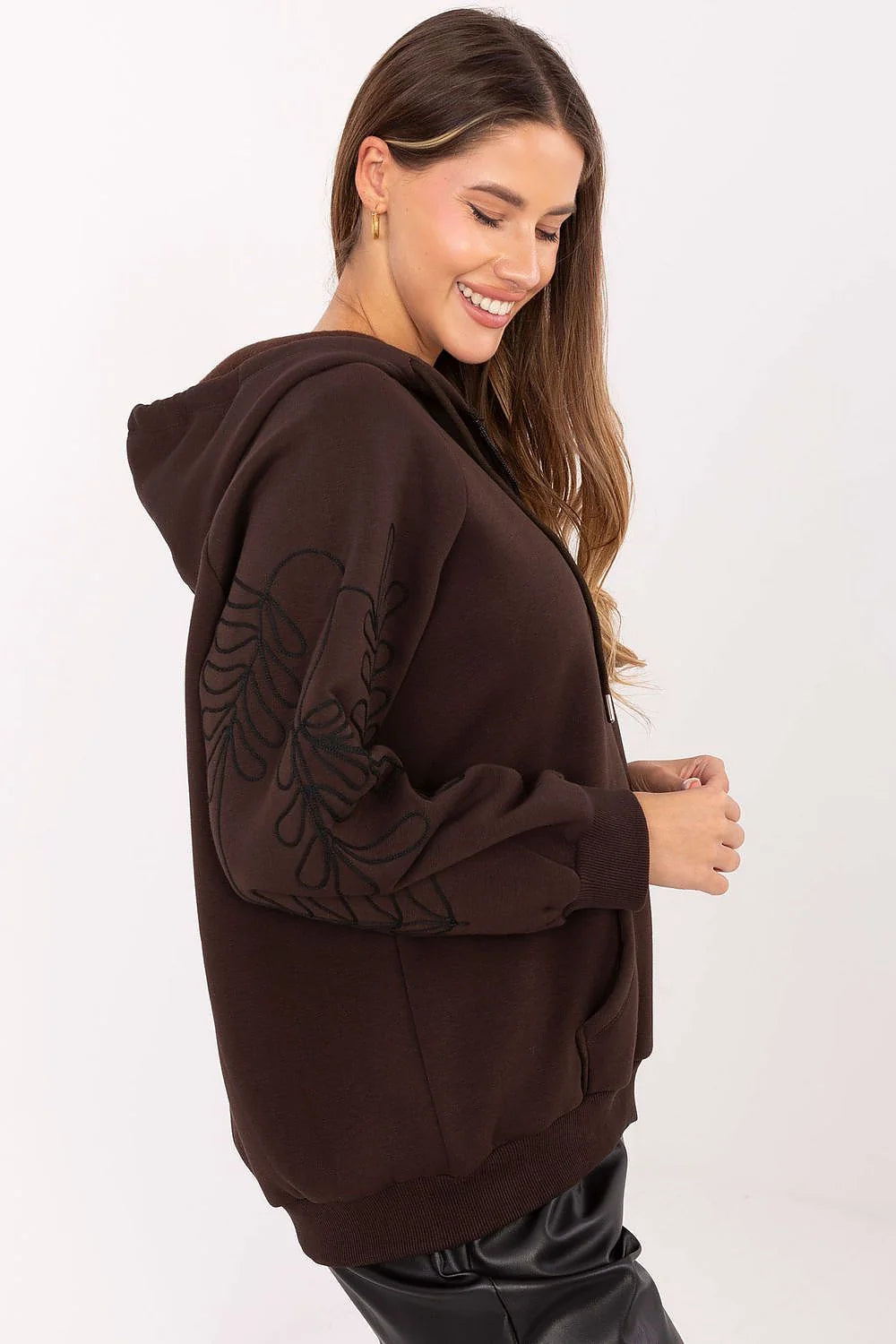 sweatshirt zippé femme oversize chocolat molleton doux manches ballon broderies tonales motif floral poches kangourou cordon embouts métal
