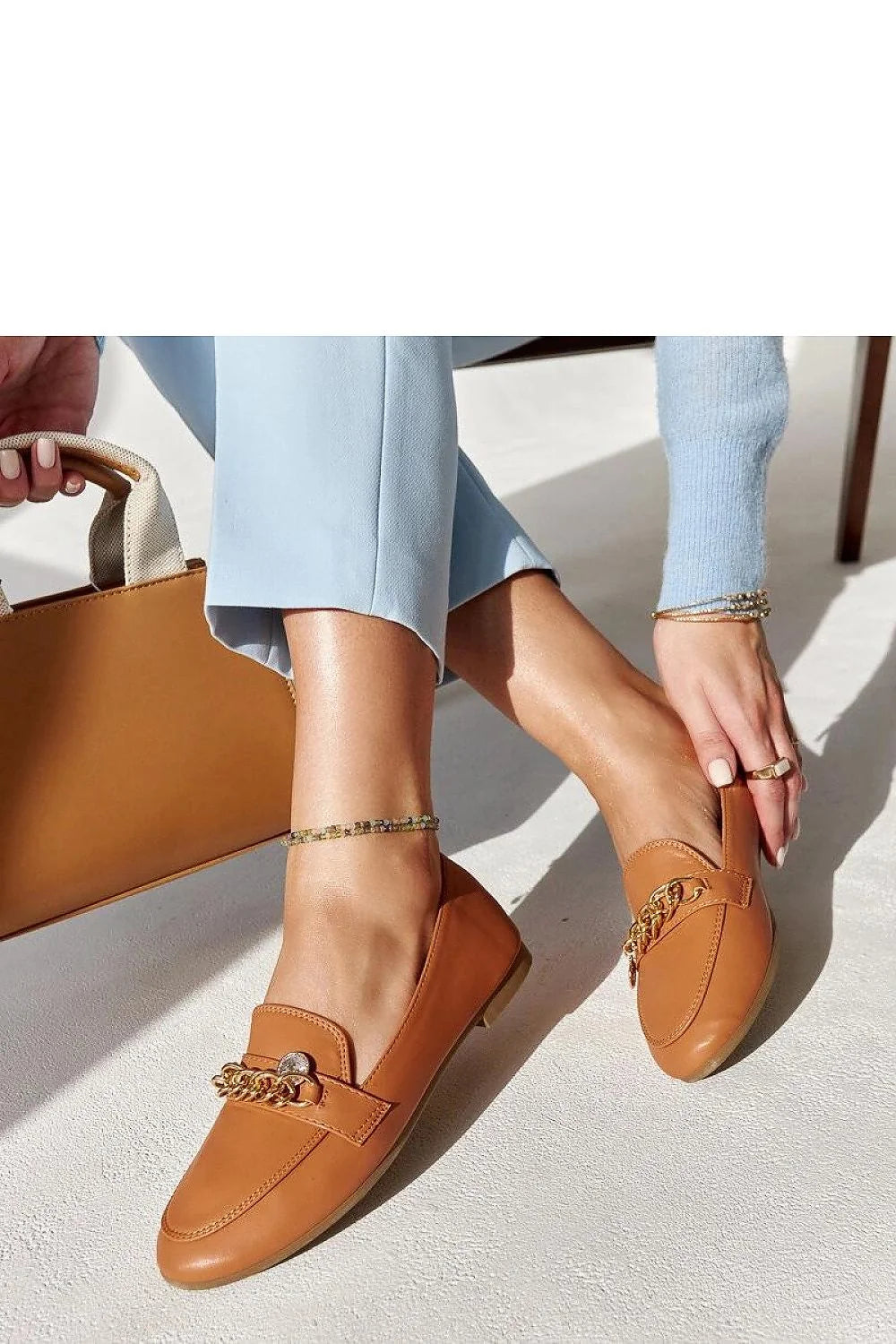 Moccasins pour femmes design élégant style intemporel chaîne dorée similicuir couleur camel confortable occasion polyvalente