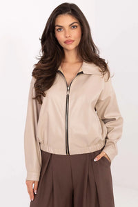 veste courte similicuir écologique femme beige nude bomber zippé col chemise ourlet élastiqué ajustée manches longues poches dissimulées minimaliste lisse