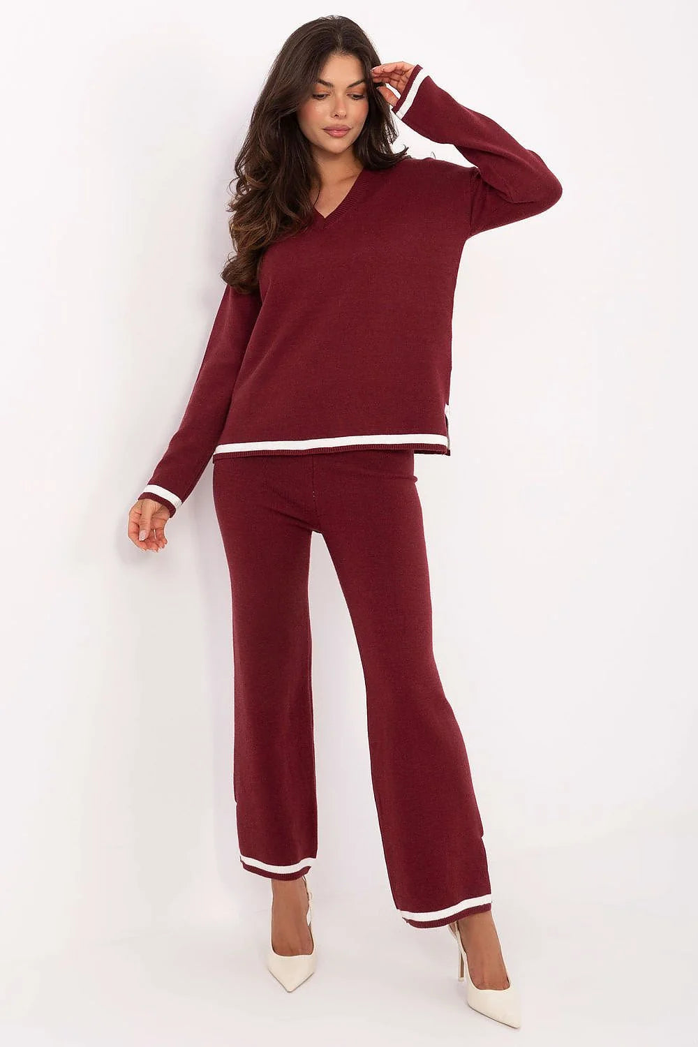 ensemble femme deux pièces pull col V manches longues maille douce pantalon taille haute jambes évasées bordeaux liseré blanc contrastant