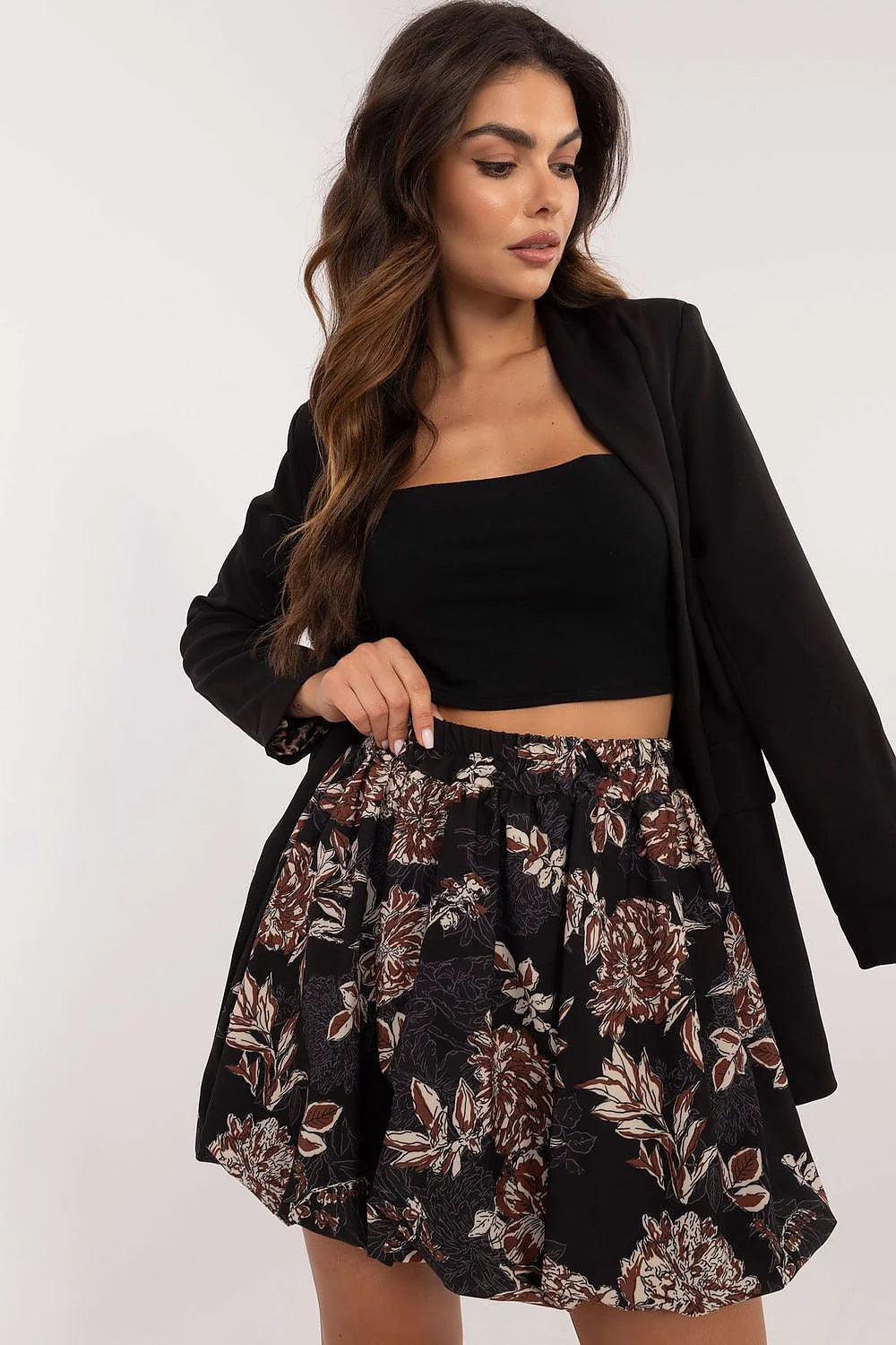 jupe mini évasée taille élastique imprimé floral fond noir motifs marron beige crème polyester doublure viscose fluide plissée