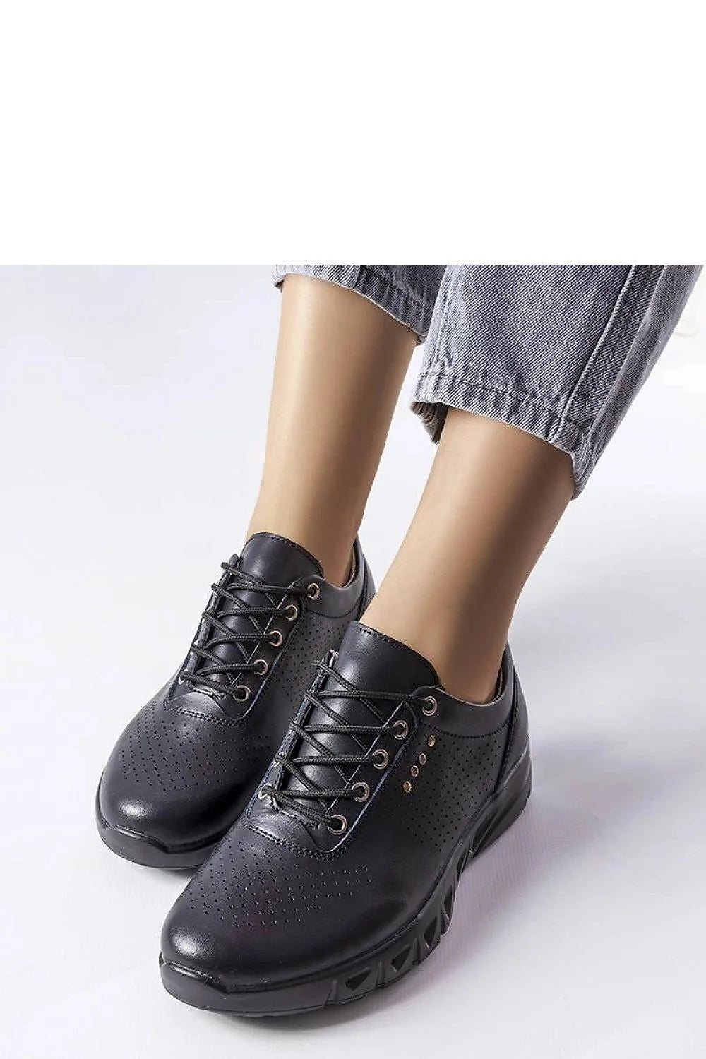 Sneakers pour femmes design moderne urbain cuir perforé noir confort semelle caoutchouc collection estivale