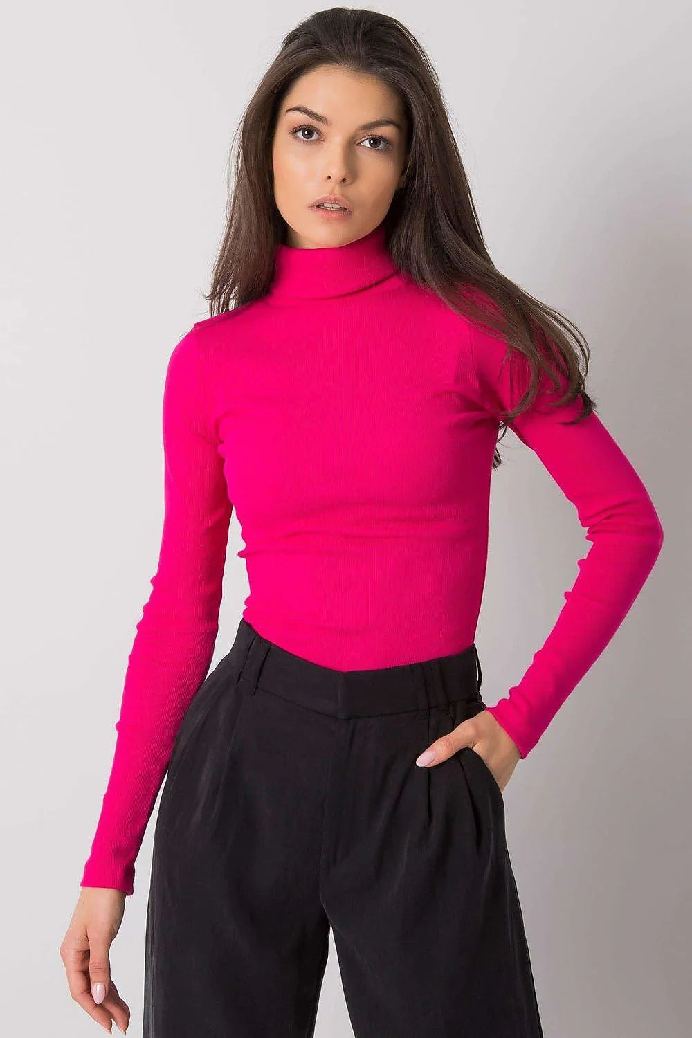 Haut à col roulé élégant pour femme en maille fine, couleur rouge audacieuse, coupe ajustée, manches longues, fabrication de qualité, idéal pour tenues sophistiquées