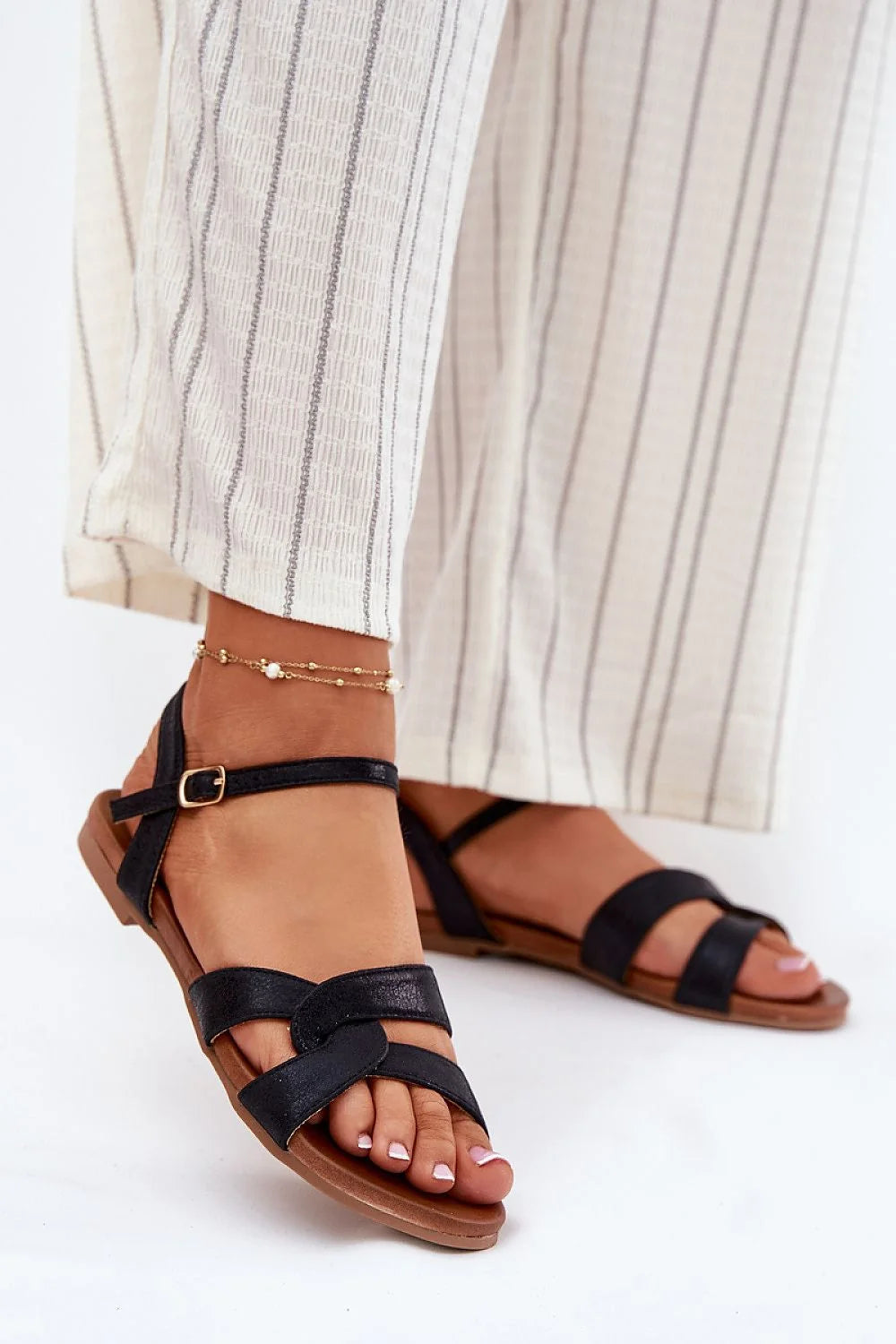Sandales pour femmes élégantes minimalistes similicuir boucle dorée confortable été portées avec pantalon rayures