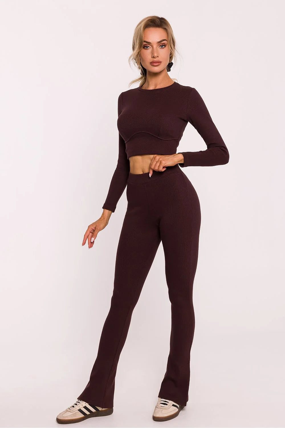 Pantalon femme marron foncé haute taille ajustée coupe évasée matière stretch élégant moderne confort occasion多种
