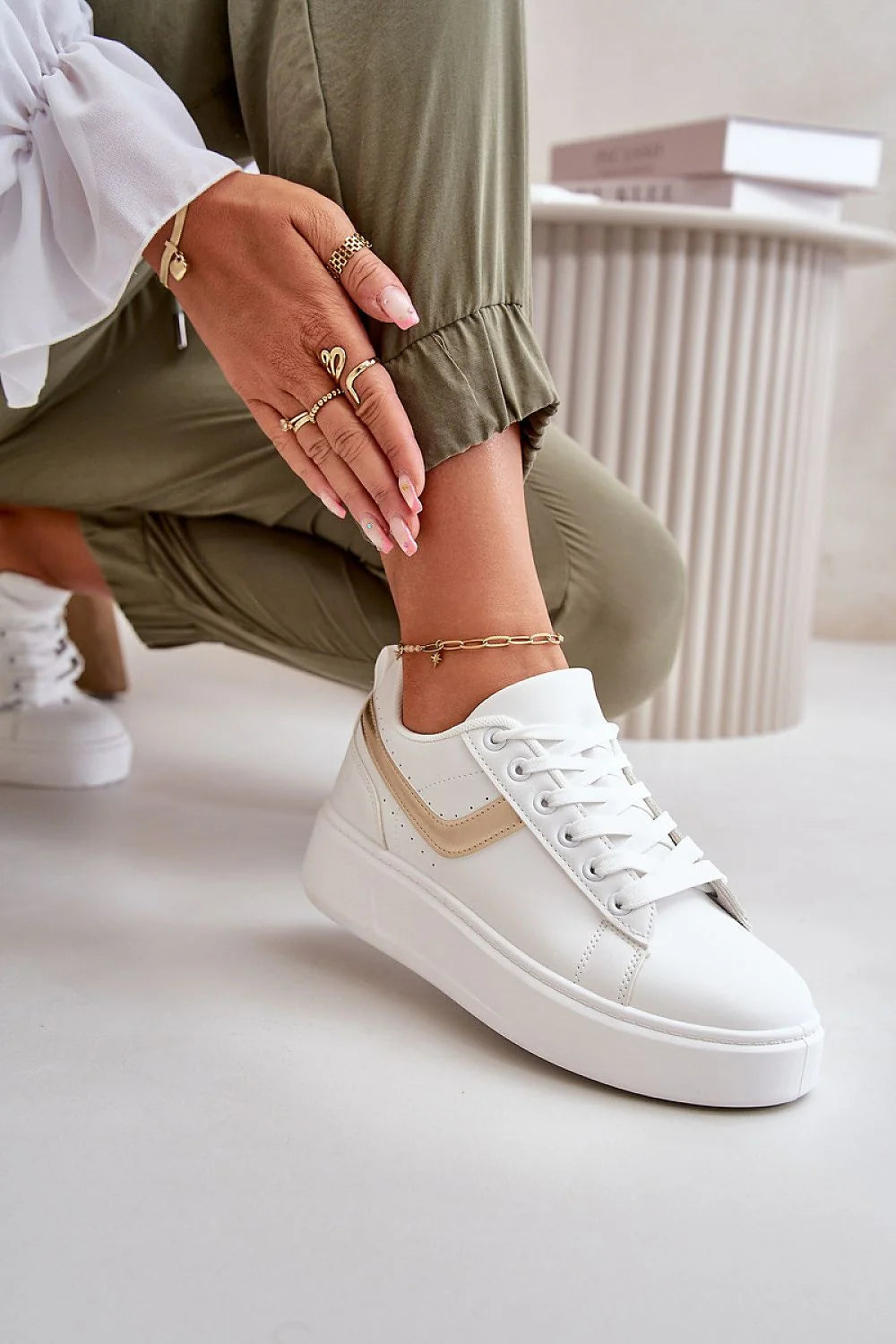 Baskets pour femmes design moderne couleur blanche détails dorés cuir synthétique semelle épaisse confortable baskets polyvalentes pour quotidien