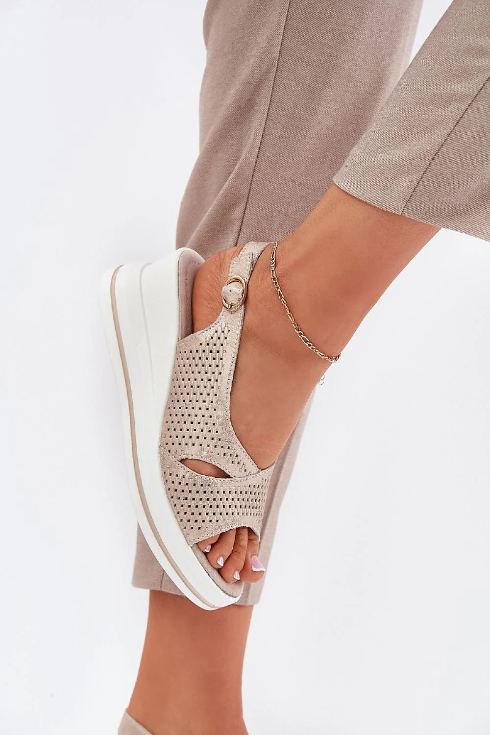 Sandales femmes design moderne cuir naturel haute qualité ajustement parfait talon compensé beige doré aération perforations