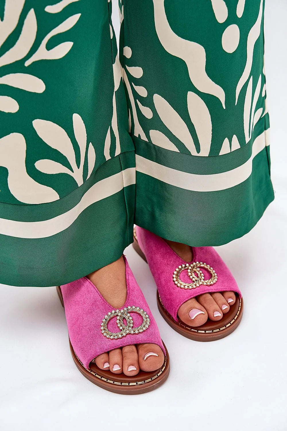 Sandales à plateforme en suède rose vif pour femme, style élégant, occasion semi-formelle, confort maximal, design moderne, ajustement parfait, ornement métallique, summer shoes, mode urbaine, elegance, casual chic, sandales tendance
