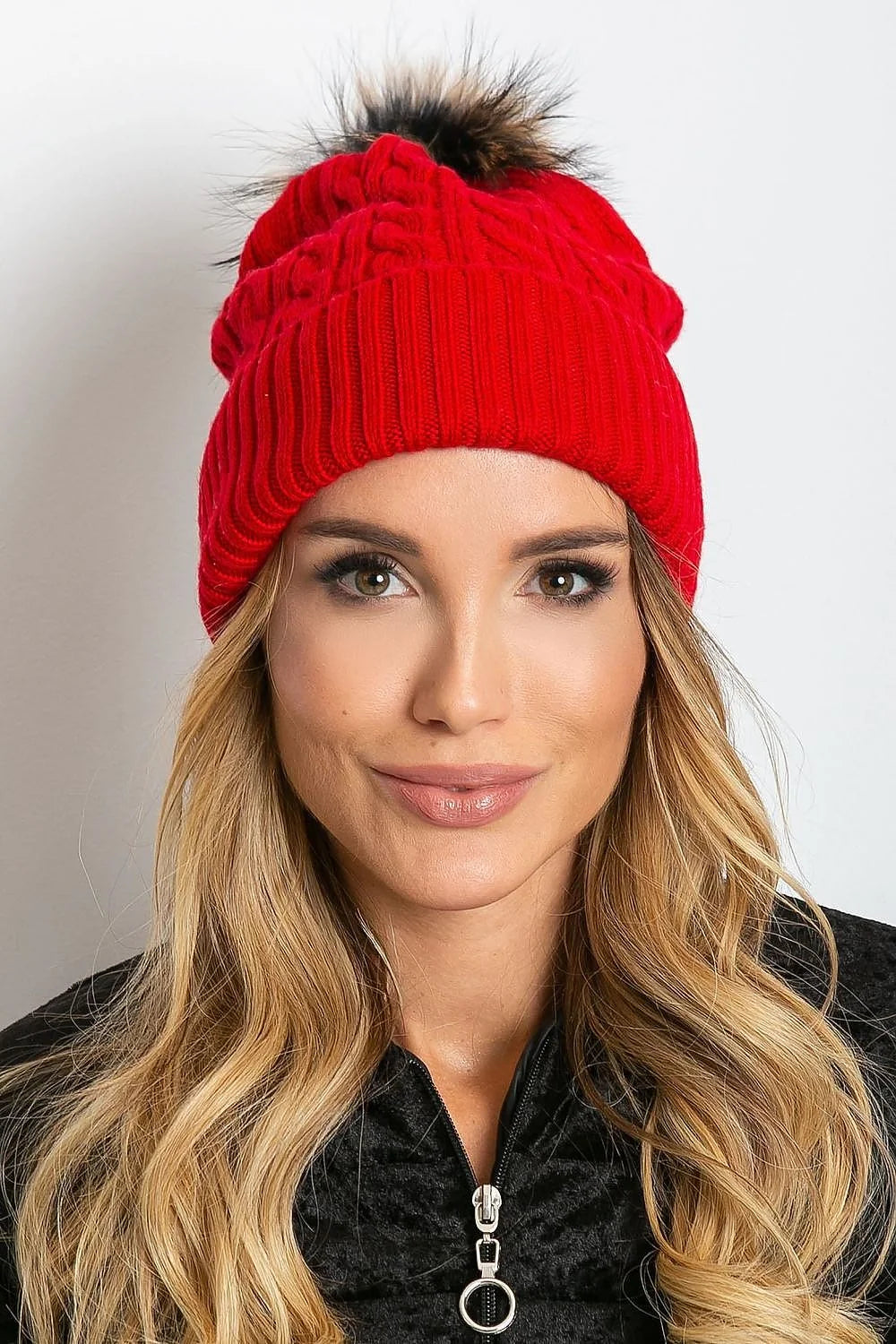 Bonnet d'hiver pour femme, style moderne, couleur rouge vif, pompon en fourrure synthétique, maille torsadée, matériau acrylique-coton-cachemire, ajusté, élégant, confortable, saison froide, accessoire mode, femme