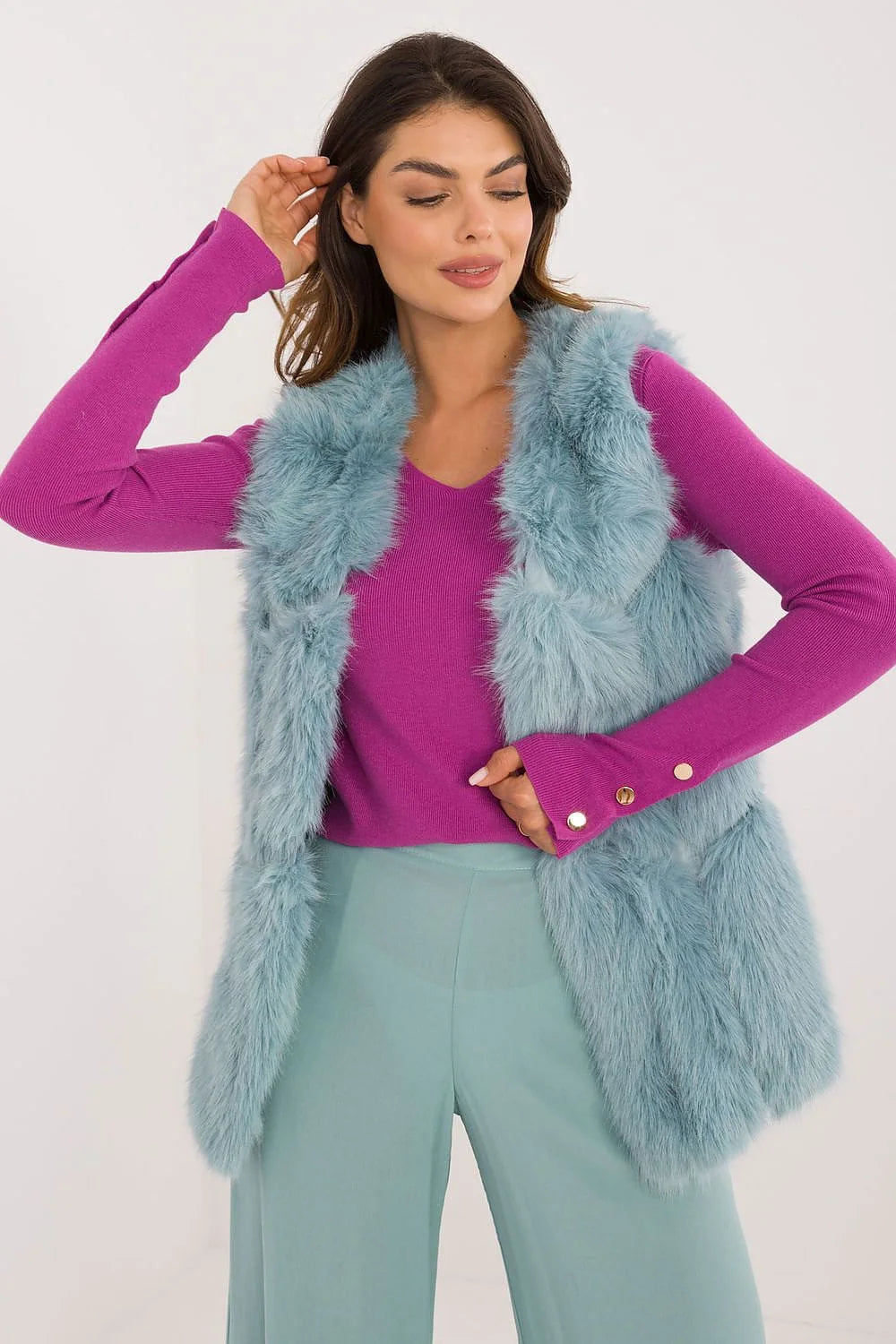 Gilet sans manches en fausse fourrure bleu clair pull fuchsia pantalon vert menthe ensemble mode femme occasionnels