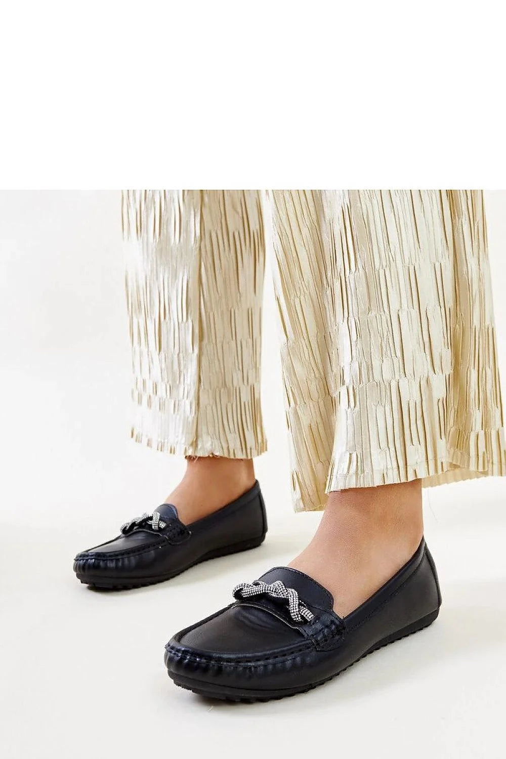 Mocassins élégants pour femmes design moderne matériaux haut de gamme cuir noir chaîneargenté style intemporel confort maximal