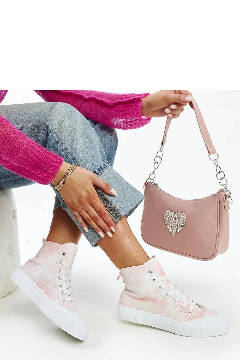 baskets montantes tiedye pastel rose blanc sac bandouliere rose poudré coeur strass chaine metal pull fuchsia mailles jean bleu clair