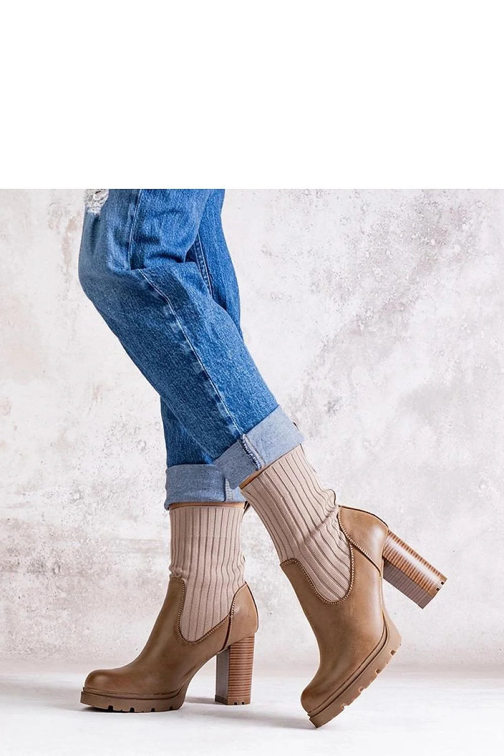 Bottes à talons Solea mid-calf cuir lisse taupe élastique ajusté détails côtelés semelle caoutchouc adhérence durabilité femmes