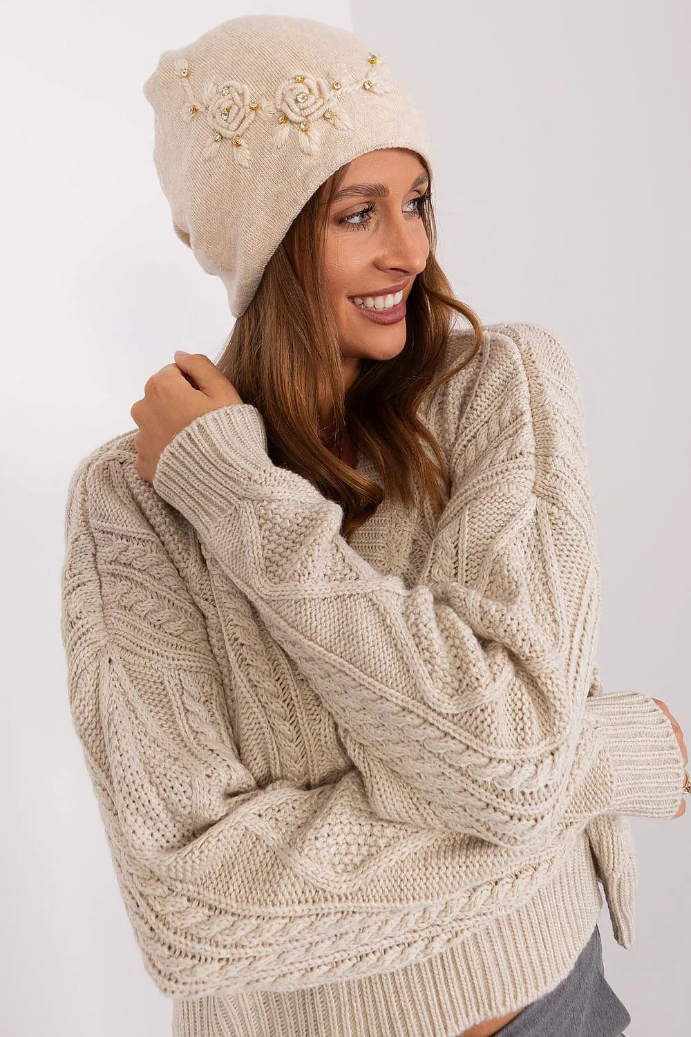 Bonnet d'hiver chaud pour femme en tricot lisse avec broderie florale dorée pull côtelé beige mode élégant confortable