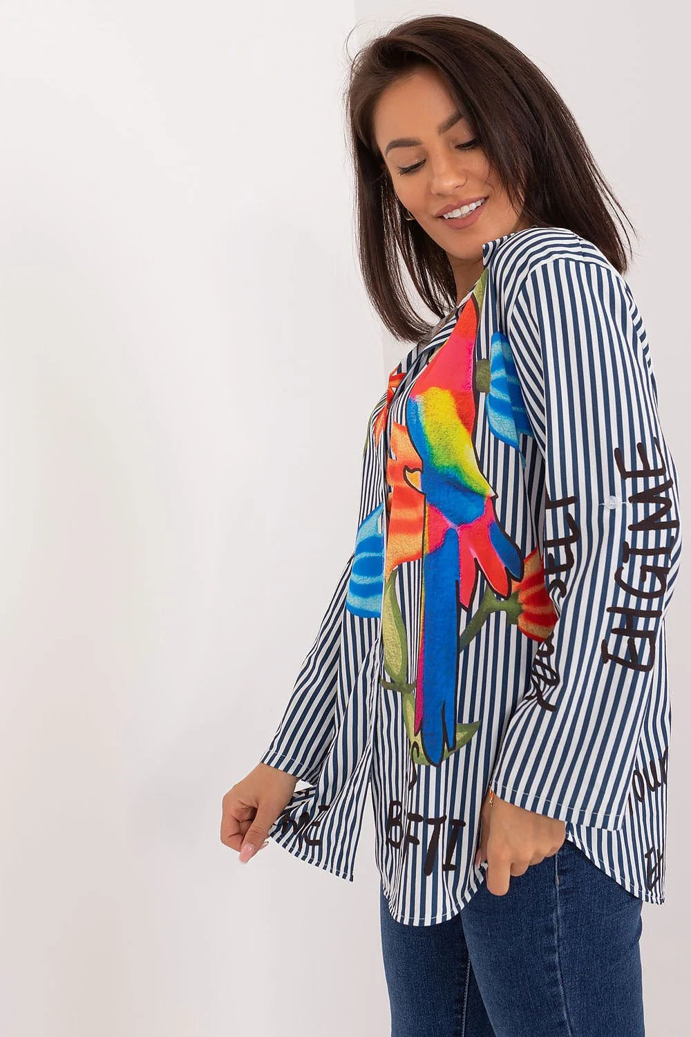 Chemise femme manches longues rayures bleues fleurs colorées style moderne coupe droite tissu polyester coton