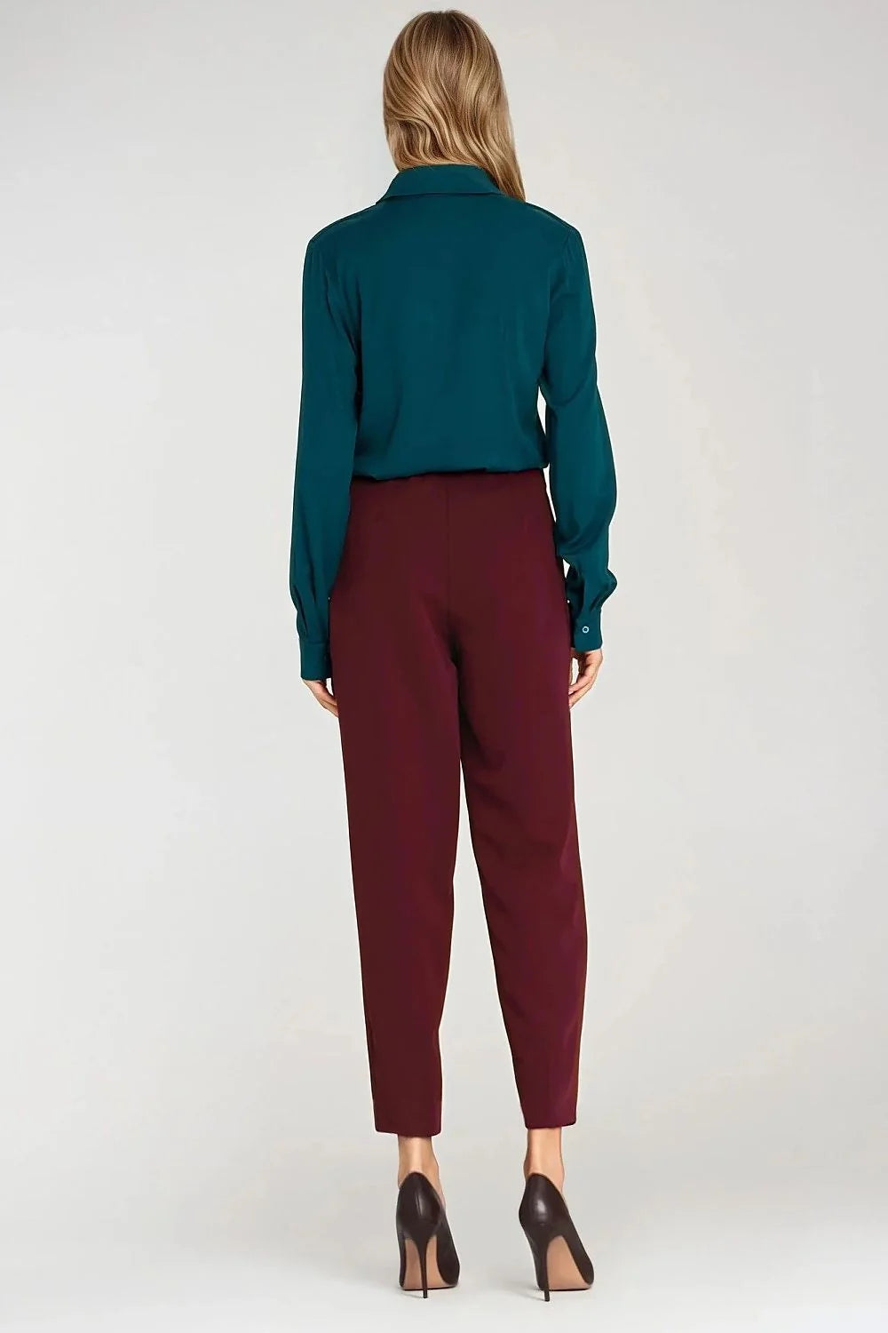 chemise femme manches longues coupe ajustée col classique plastron volanté fermeture boutonnée poignets viscose satinée vert émeraude élégante soirée chic