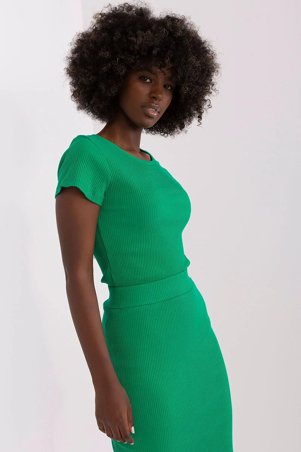 Chemisier femme vert vif en coton 90% élasthanne 10% coupe ajustée manches courtes encolure ronde tissu côtelé occasion décontractée élégante